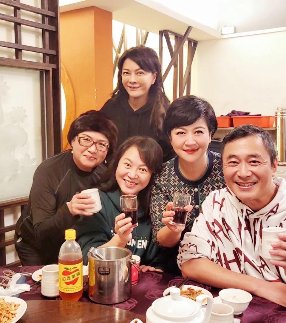 崔佩儀曬出花系列演員聚會照。(圖/翻攝自崔佩儀臉書)