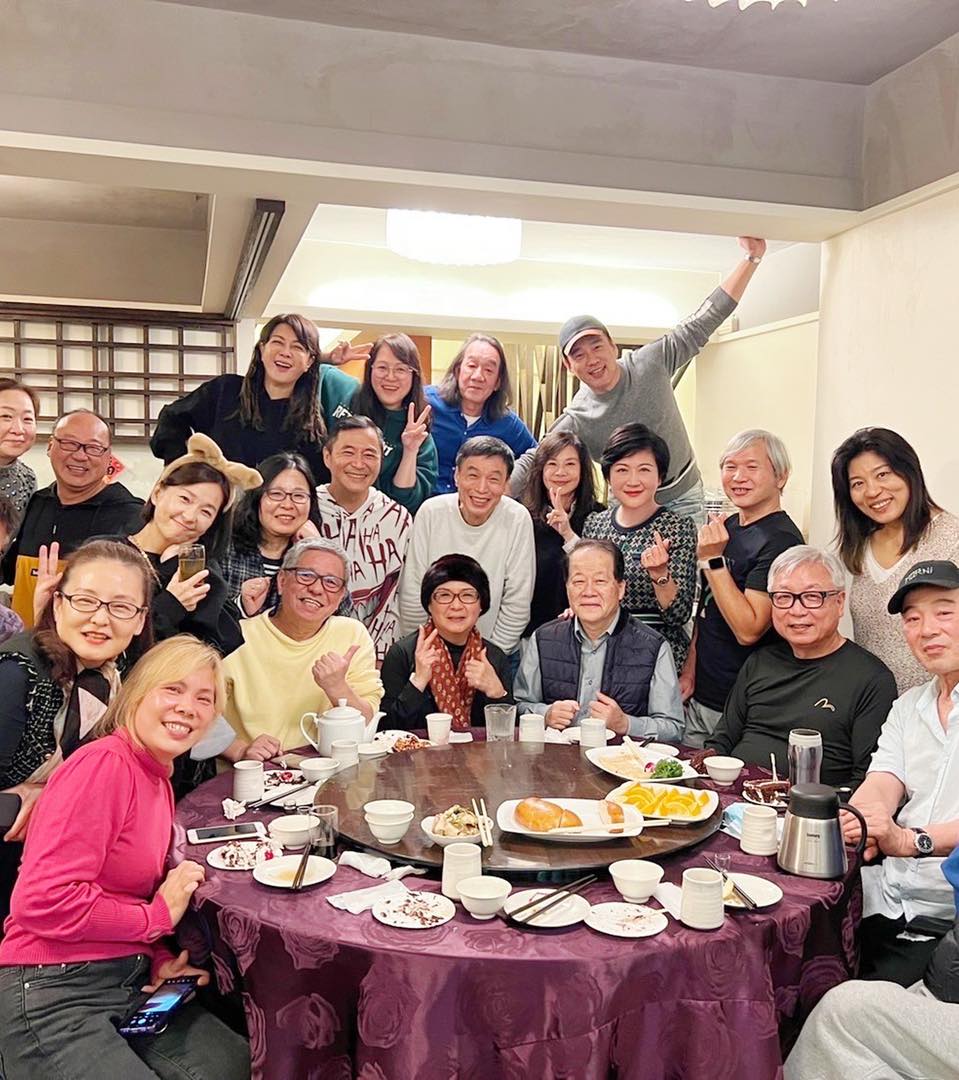 花系列大家庭聚會照。(圖/翻攝自崔佩儀臉書)