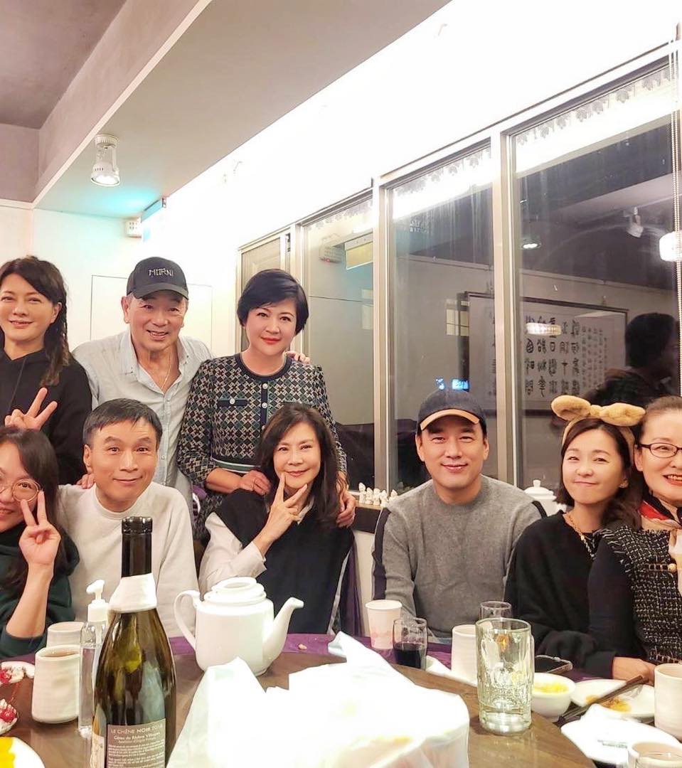 張晨光(上排中)、李天柱(下排左二)和王耀慶(下排右三)都是硬底子演員。(圖/翻攝自崔佩儀臉書)