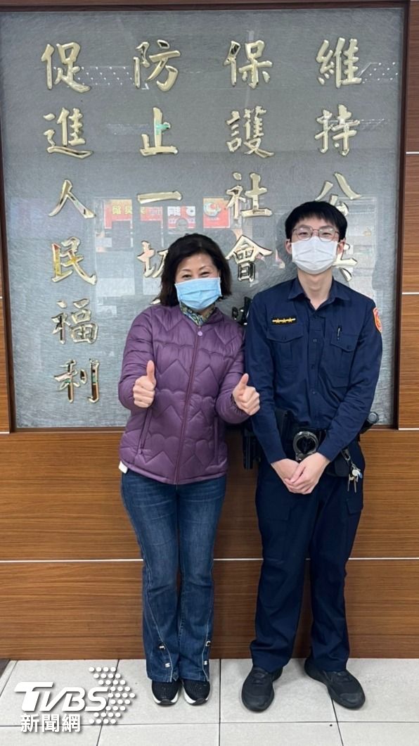 羅姓婦人開心與熱心員警沈奕承合照