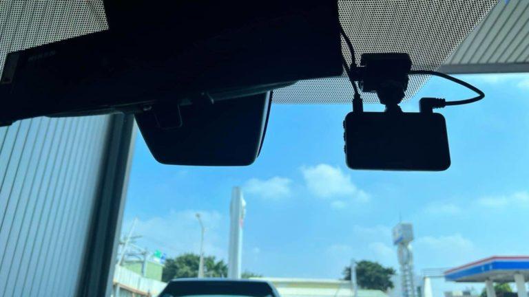到了交車當天,王女卻發現愛車並沒有裝上E-Mirror,而是普通的後視鏡再裝上一般外掛式的行車記錄器。(圖/翻攝自爆料公社)