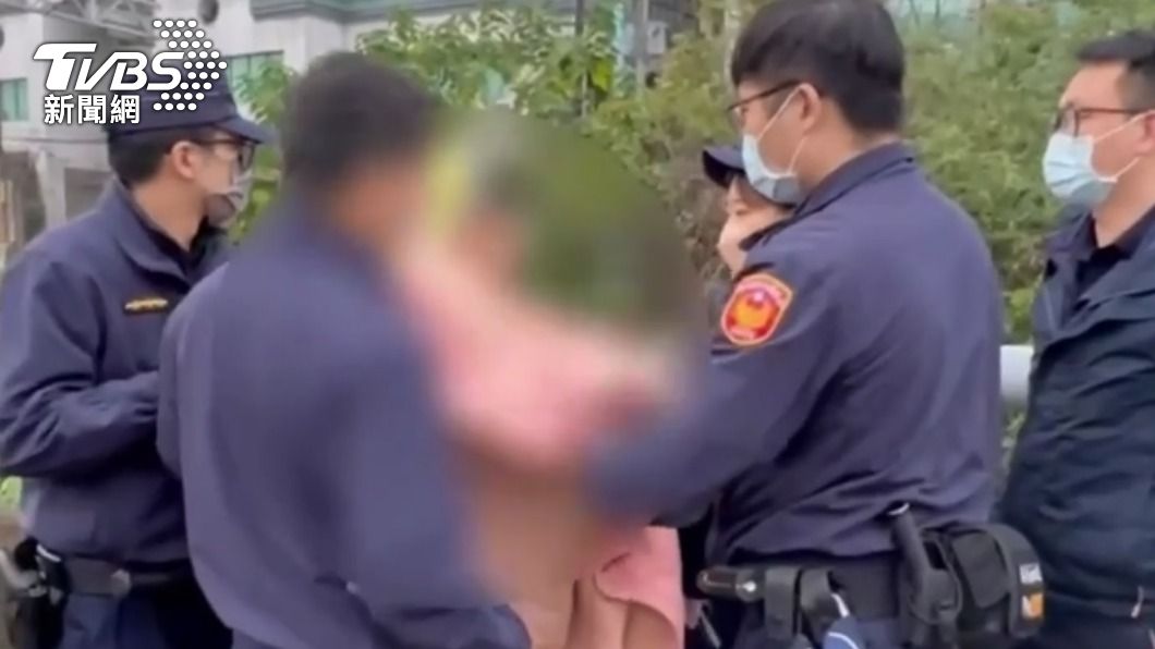 警消拿毛巾讓犯嫌包裹身體。（圖／TVBS）