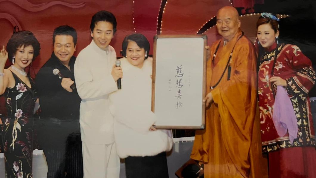 況明潔(圖右一)也貼照緬懷星雲大師。(圖/翻攝自況明潔臉書)