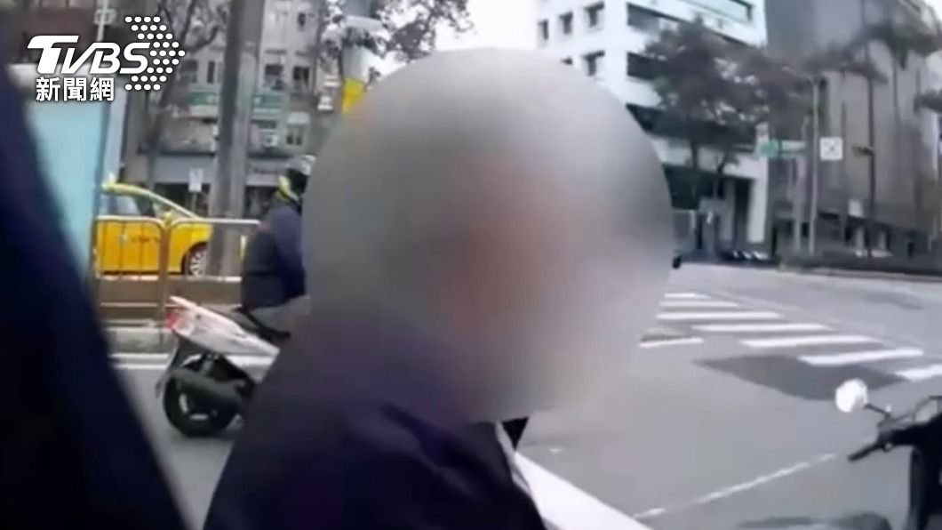 單車怎拚得過機車!通緝犯狂踩踏板逃 才過路口就被警逮