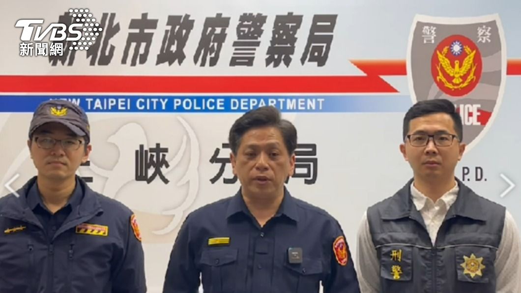 三峽分局長許城銘(中)說明案情。(圖/TVBS)