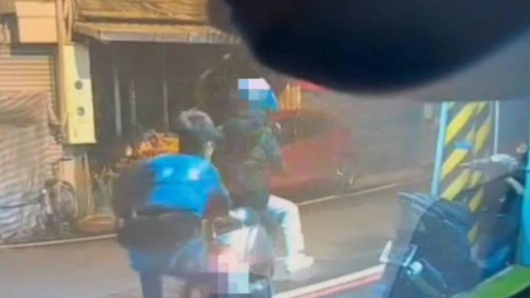 游姓女乘客突然騎車逃逸,警方立即上前攔停。(圖/花蓮警分局提供)