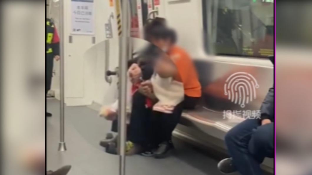 影片中可見婦女及孩童的手裡都拿著菸。(圖/翻攝自拇指視頻 微博)