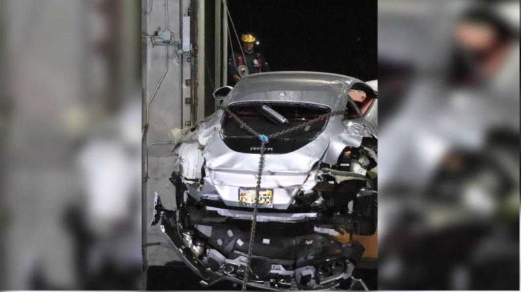 因為汽車電梯故障,結果整輛車直墜電梯井,車尾全毀。(圖/翻攝自Palm Beach County Fire Rescue臉書)