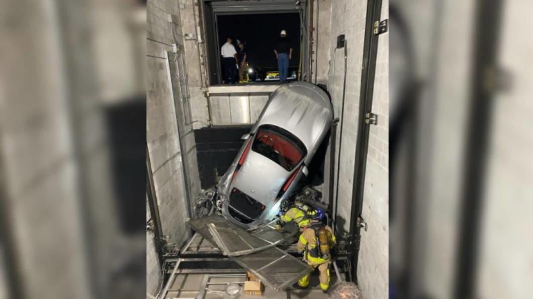 Roma車尾保險桿、燈組面目全非,且油箱被刺穿一個大洞。(圖/翻攝自Palm Beach County Fire Rescue臉書)