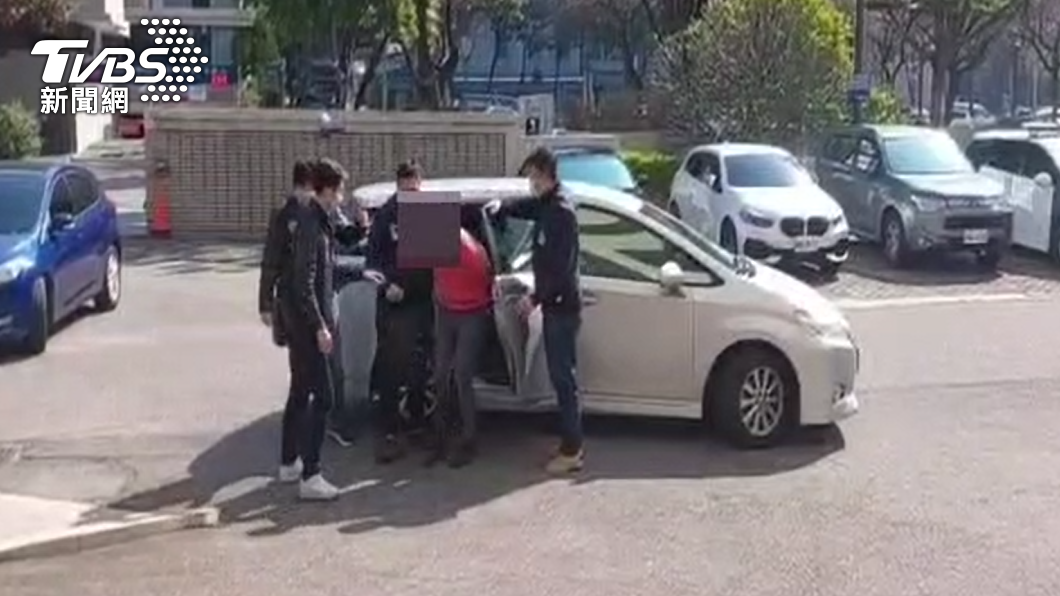 洪男一下飛機就遭逮。(圖/TVBS)