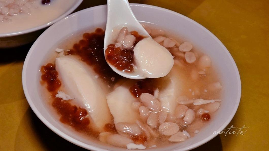 古早味豆花香醇濃郁，一點都不馬虎。（圖／水晶安蹄不務正業過生活提供）