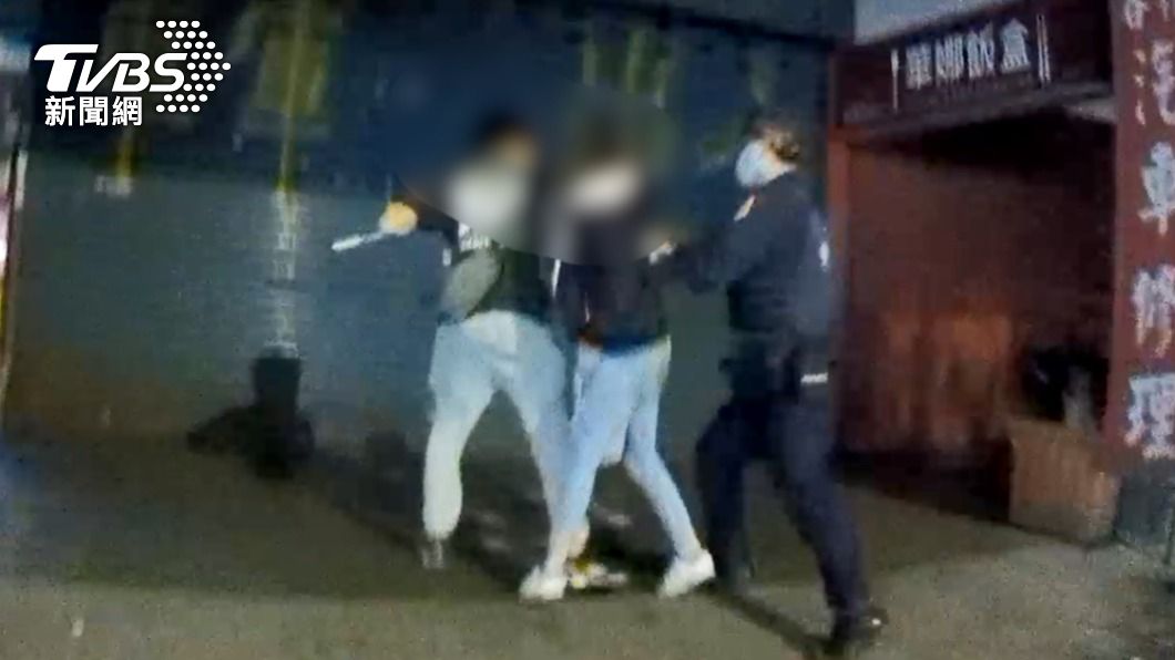 曖昧男女因「不想回家」爆衝突拉扯 警勸竟險遭刀、棒攻擊