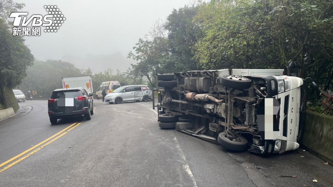 疑車速過快! 小貨車山路衝對向車道 失控側翻釀2傷