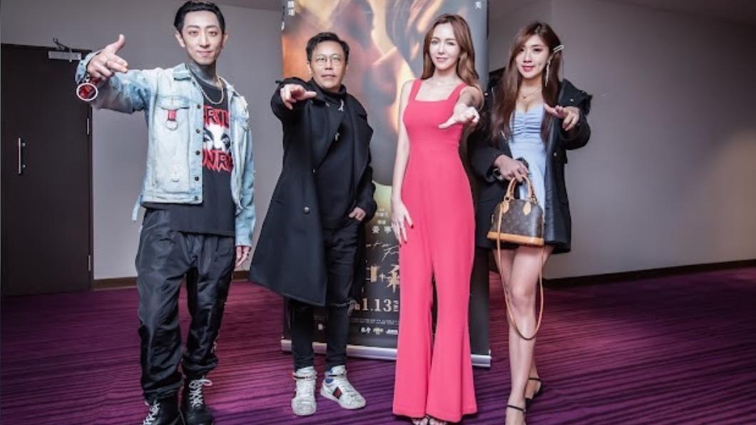 拐拐(右2)與導演姜寧(左2)出席全台最晚映後活動。(圖/禾力文創提供)
