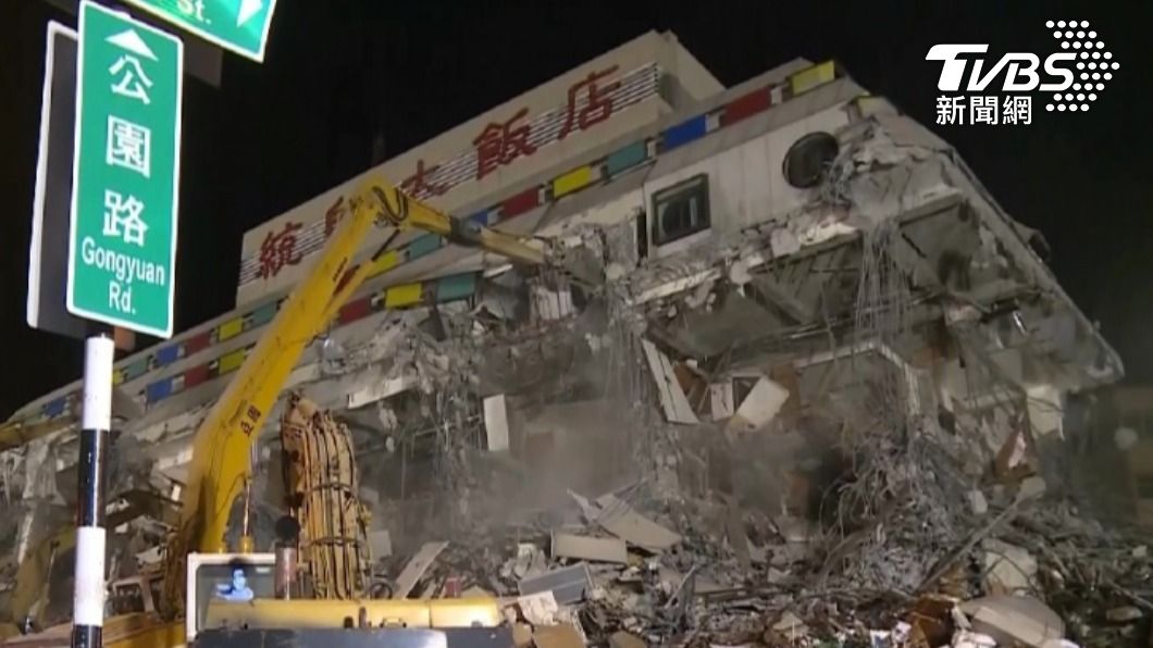 花蓮統帥飯店因震倒塌。（圖／TVBS資料畫面）