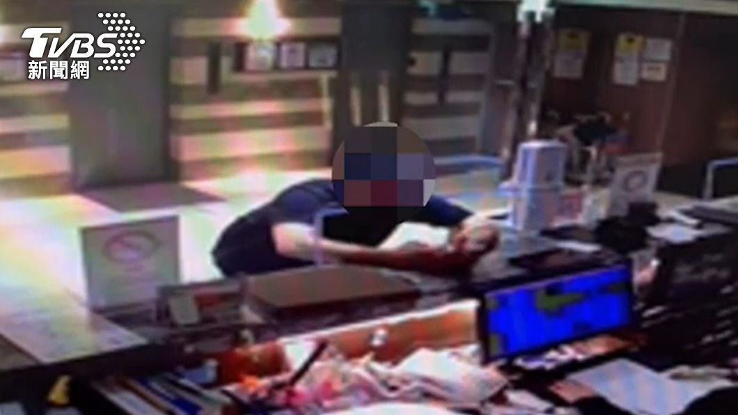 飯店監視器拍下許男持信用卡盜刷入住。(圖/TVBS)