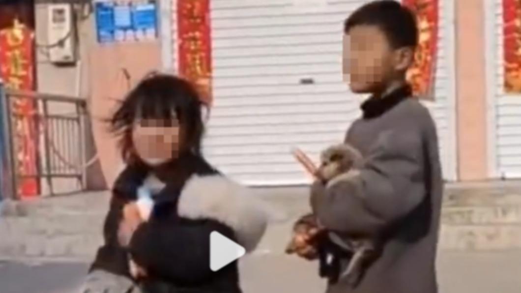 一對十幾歲的小兄妹正在街上撿垃圾。(圖/翻攝自微博)
