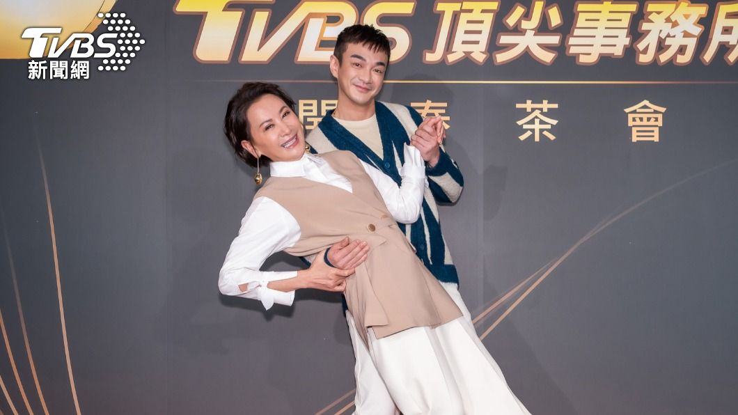 陳亞蘭稱《華燈初上》王牌製作人戴天易(後)是自己的「新郎」。(圖/TVBS)