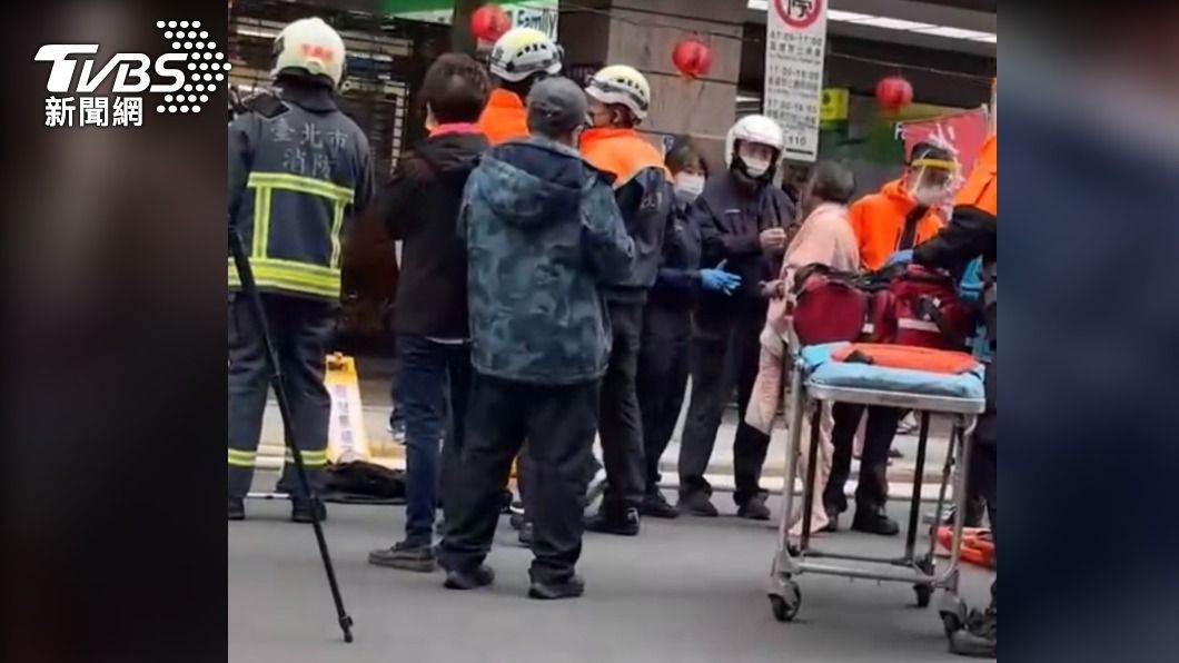 警消獲報趕抵現場,疏散並救出一位住客。(圖/TVBS)