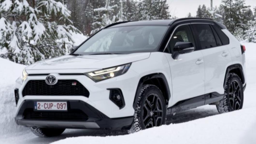 RAV4 GR Sport有著新設計的前後保險桿跟黑色蜂巢狀水箱護罩。 （圖／ Toyota）