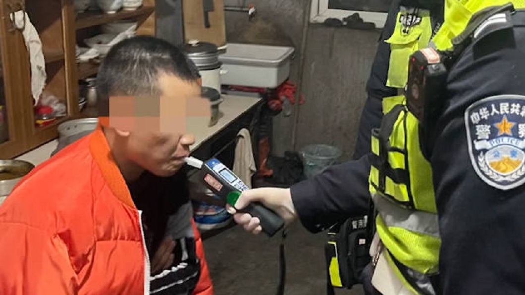 警方獲報循線到男子家中酒測並逮人。（圖／翻攝自微博）