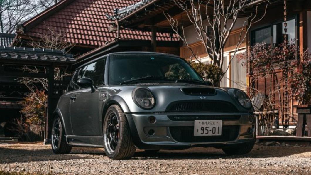 日本僧侶入手了看似跟佛門形象沒那麼合拍的Mini Cooper S。 （圖／ Speedhunters）