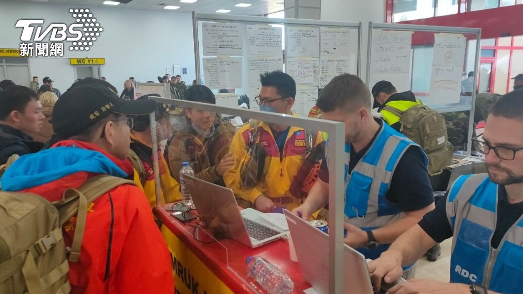 台灣第一梯搜救隊向聯合國接待及撤離中心（RDC）報到，準備投入救災。（圖／TVBS）