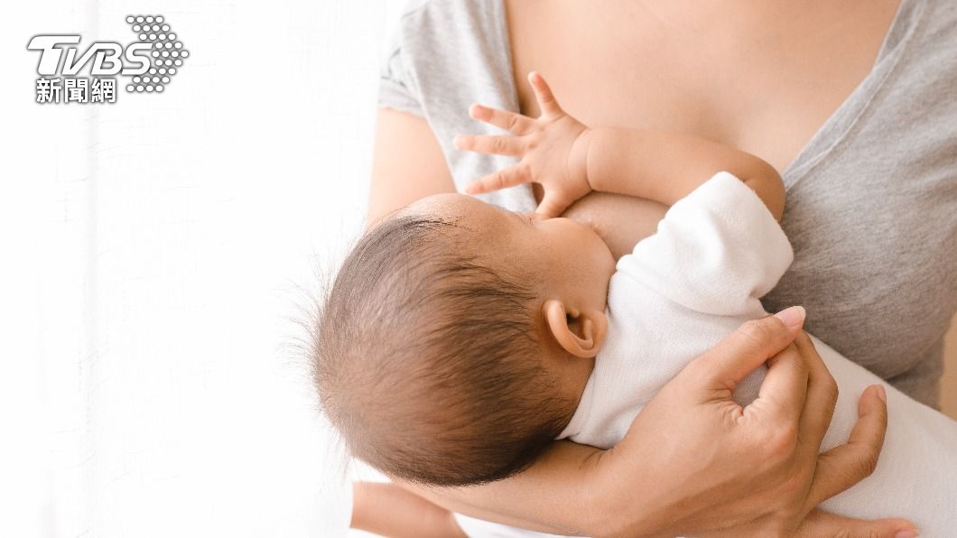 旅行忘帶擠乳器!四寶媽脹奶像著火 羞曝「老公吸3天」