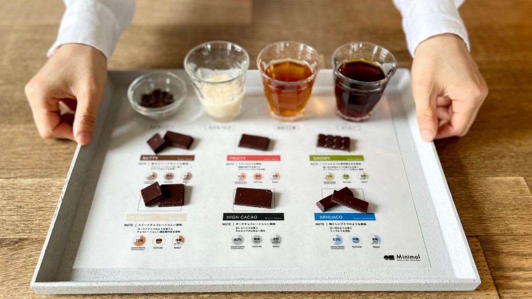 由6種巧克力、可可豆碎粒、可可果肉汁等10種品項構成的「Minimal體驗套餐」。(圖/Minimal - Bean to Bar Chocolate)