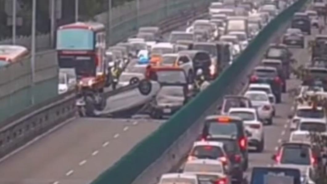 建國高架上大塞車。（圖／翻攝即時路況）