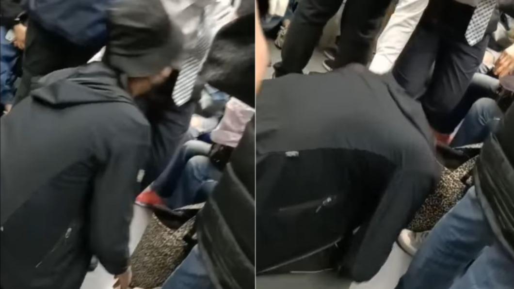 該名學生被逼讓坐，下跪哭喊求饒阿嬤不要再罵了。（圖／翻攝自爆料公社公開版）