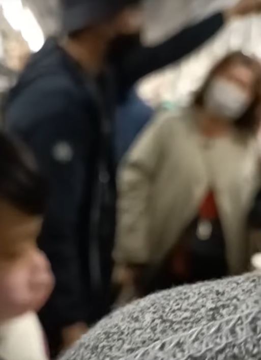 該名學生不斷懇求阿嬤不要再吵了。（圖／翻攝自爆料公社公開版）