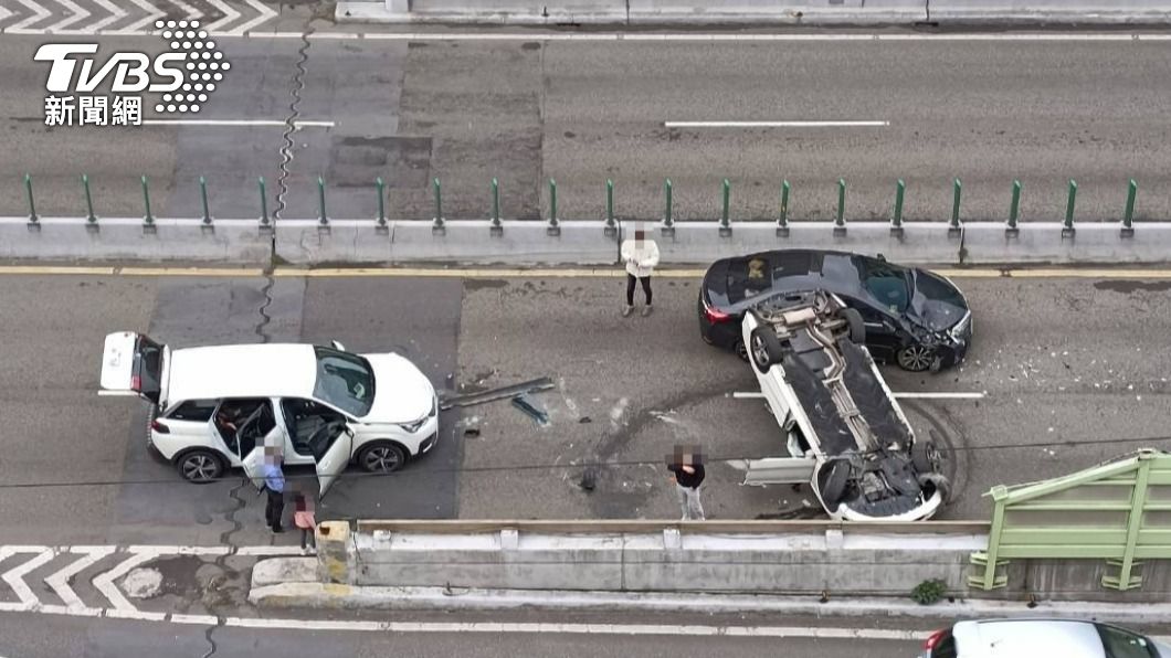 建國高架賓士自撞朝天翻!遭2車追撞塞爆 竟是酒駕釀禍