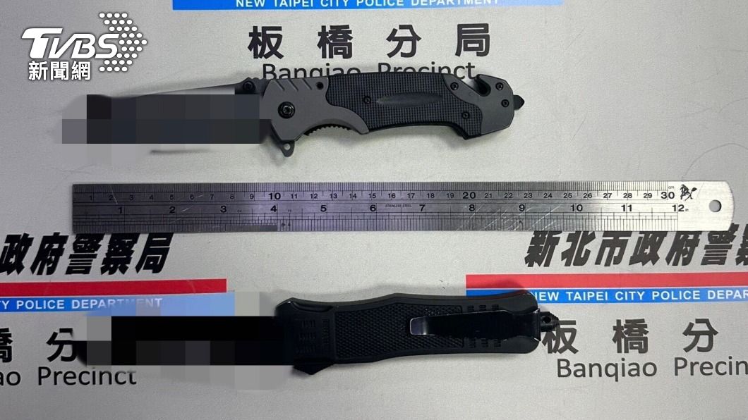 警方查扣摺疊刀。(圖/TVBS)