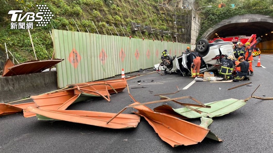 休旅車自撞失控圍籬後翻覆,警消到場搶救。(圖/TVBS)