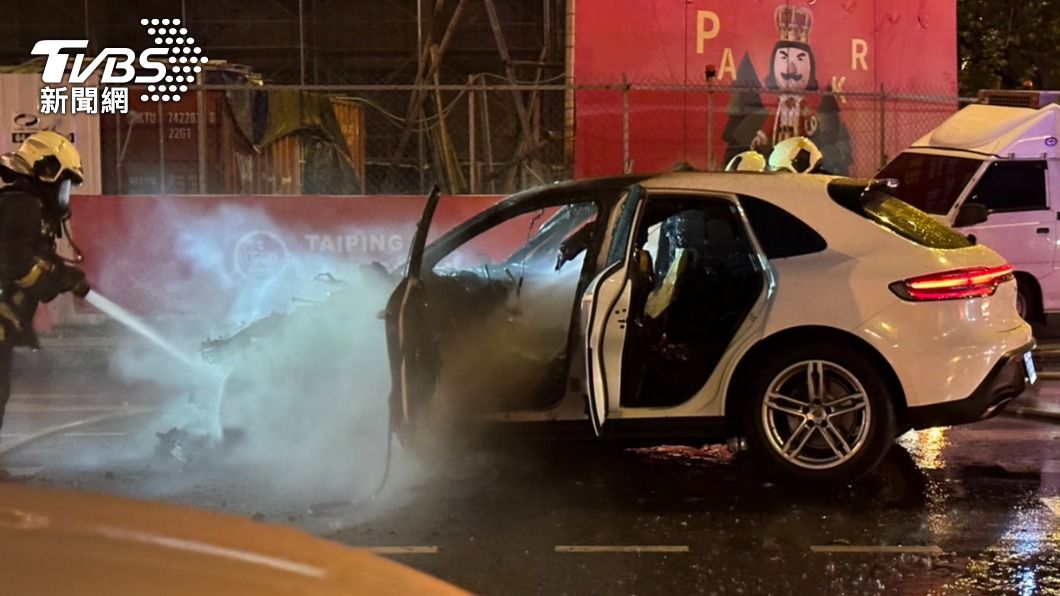 百萬名車「臭火焦」！保時捷酒駕毀2車　引擎蓋竄黑煙自燃