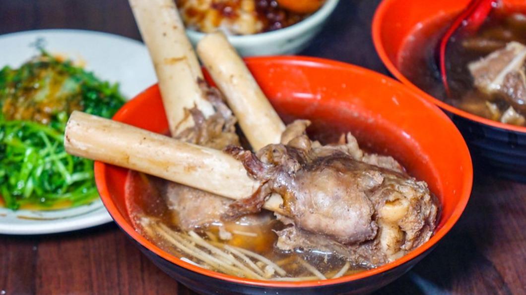 羊大骨湯頭帶著當歸香,肉很多。(圖/鄉民食堂提供)