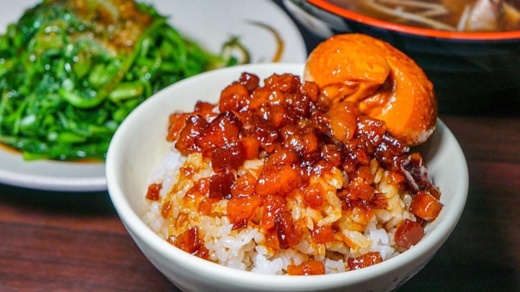 外形神似萬華的黑金滷肉飯,搭配滷得入味的滷蛋最是完美。(圖/鄉民食堂提供)