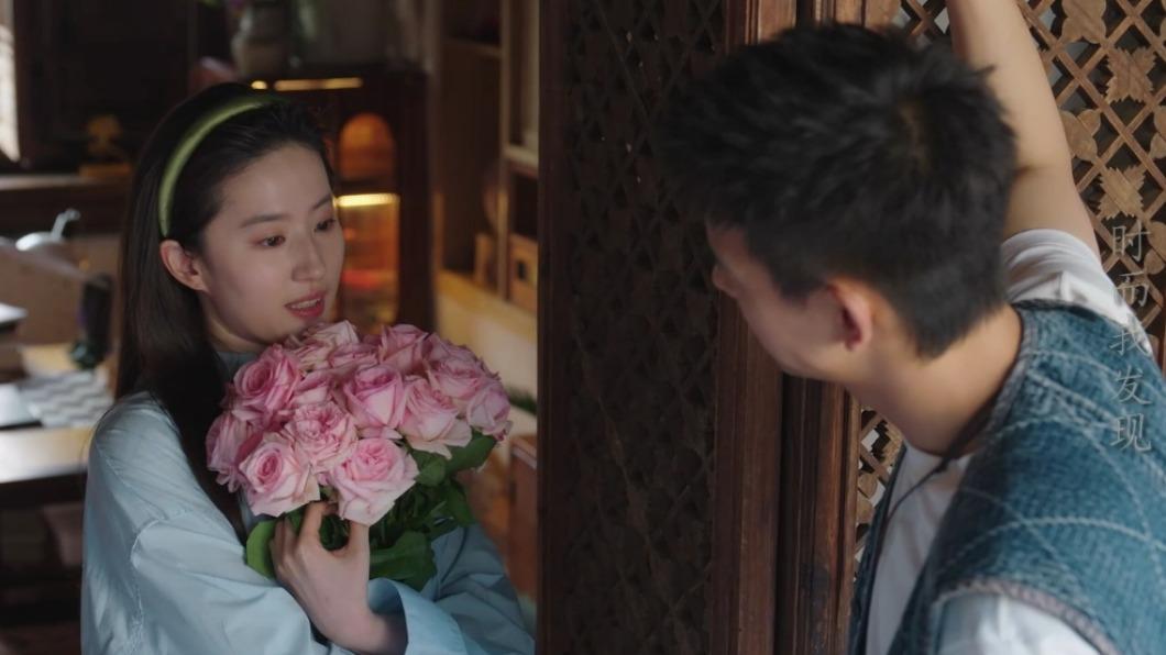 李現早晨突襲送花給劉亦菲。(圖/MyVideo提供)