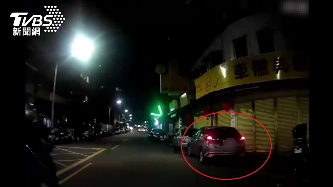 警方盤查臨停車輛,意外逮獲毒蟲。(圖/TVBS)