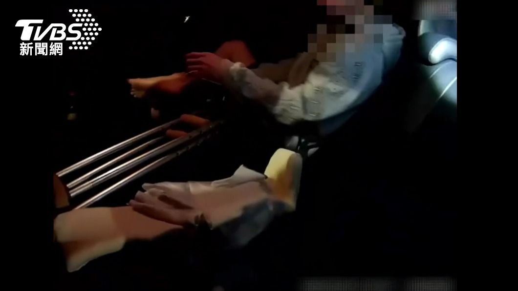 林男將石膏脫下,一派輕鬆地坐在後座。(圖/TVBS)