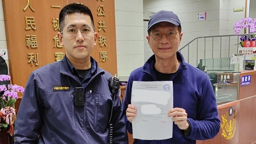 吳若權到警局報案。(圖/梯梯文創提供)