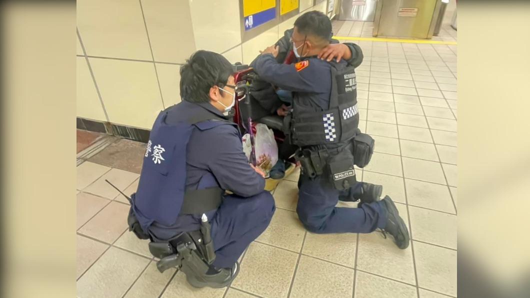捷運站內警員「跪地擁抱身障婦」　背後真相超感人！