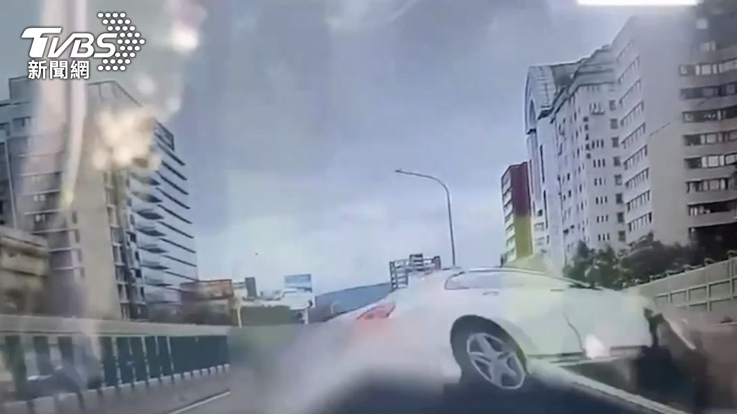 白色賓士車酒駕自撞翻車。（圖／TVBS）