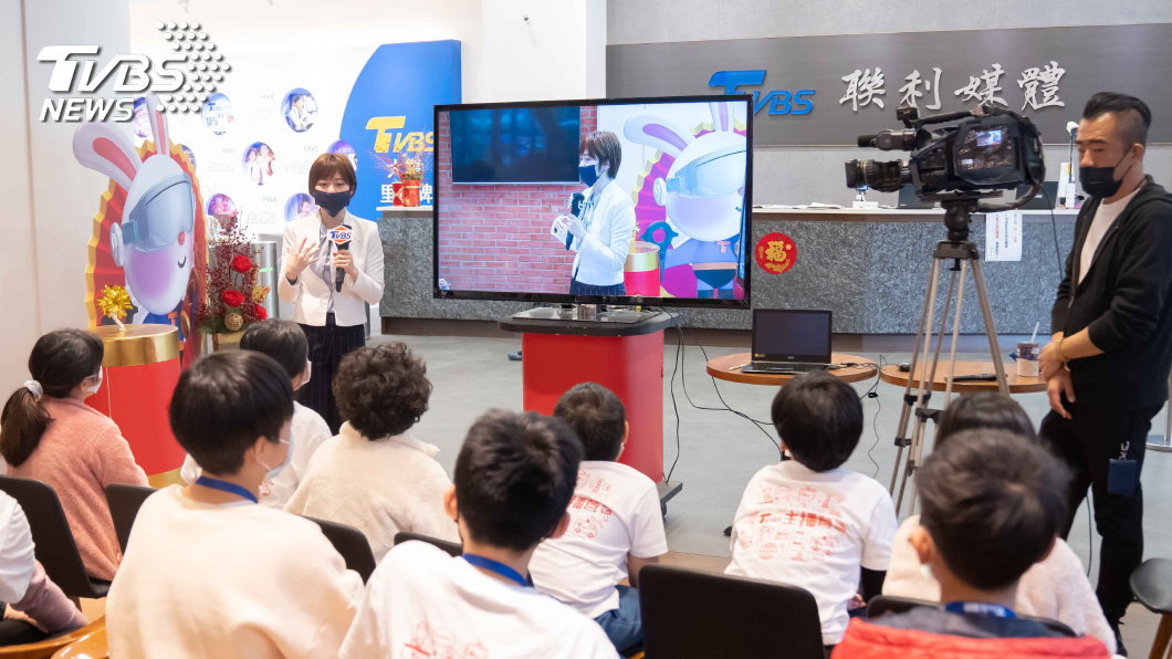 TVBS主播吳姝叡、攝影記者崔重群,帶領學員們體驗新聞從業人員工作內容。(圖/TVBS提供)
