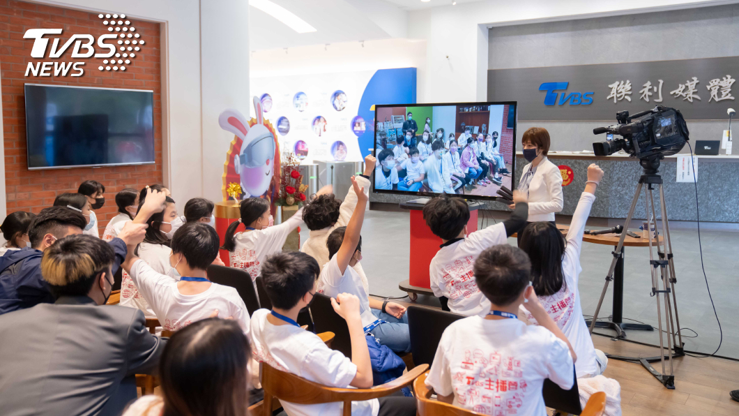 TVBS主播吳姝叡,親自挑選卡通及趣味政治新聞,做為講解新聞產製過程的素材。(圖/TVBS提供)
