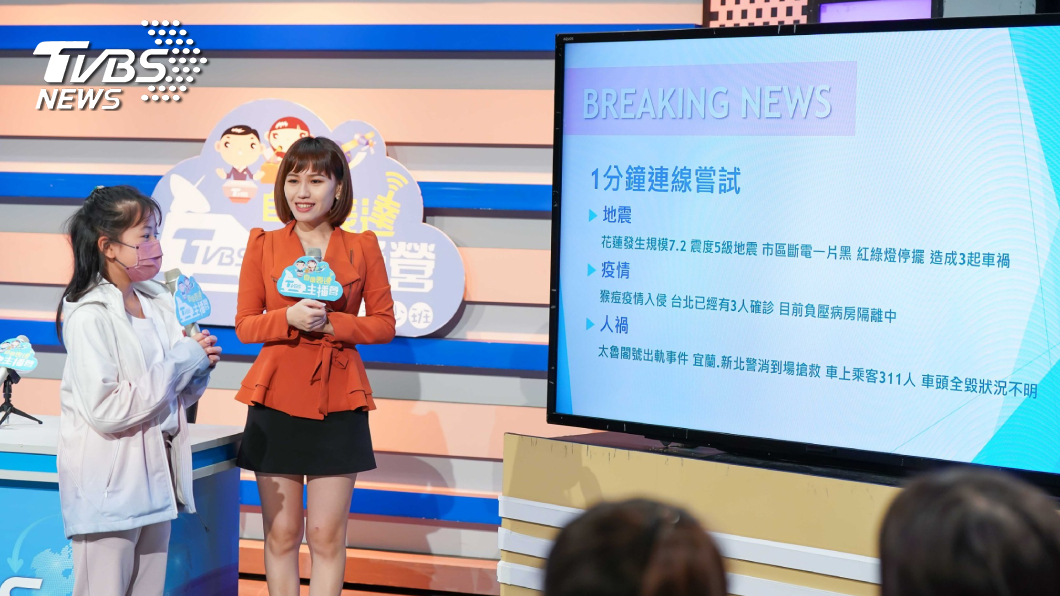 TVBS記者韋家齊藉由讓學員試讀新聞稿,學習播報的技巧及發音。(圖/TVBS提供)