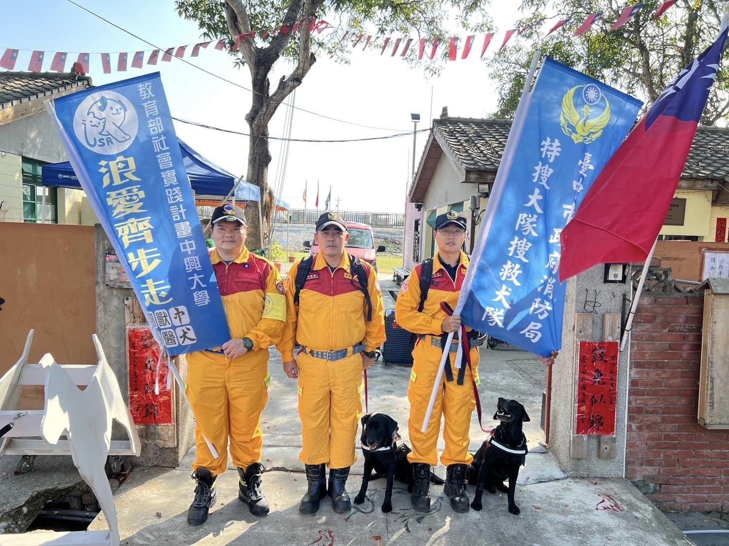 腿腿和Melody也和夥伴一同到災區救援。(圖/台中市消防局提供)