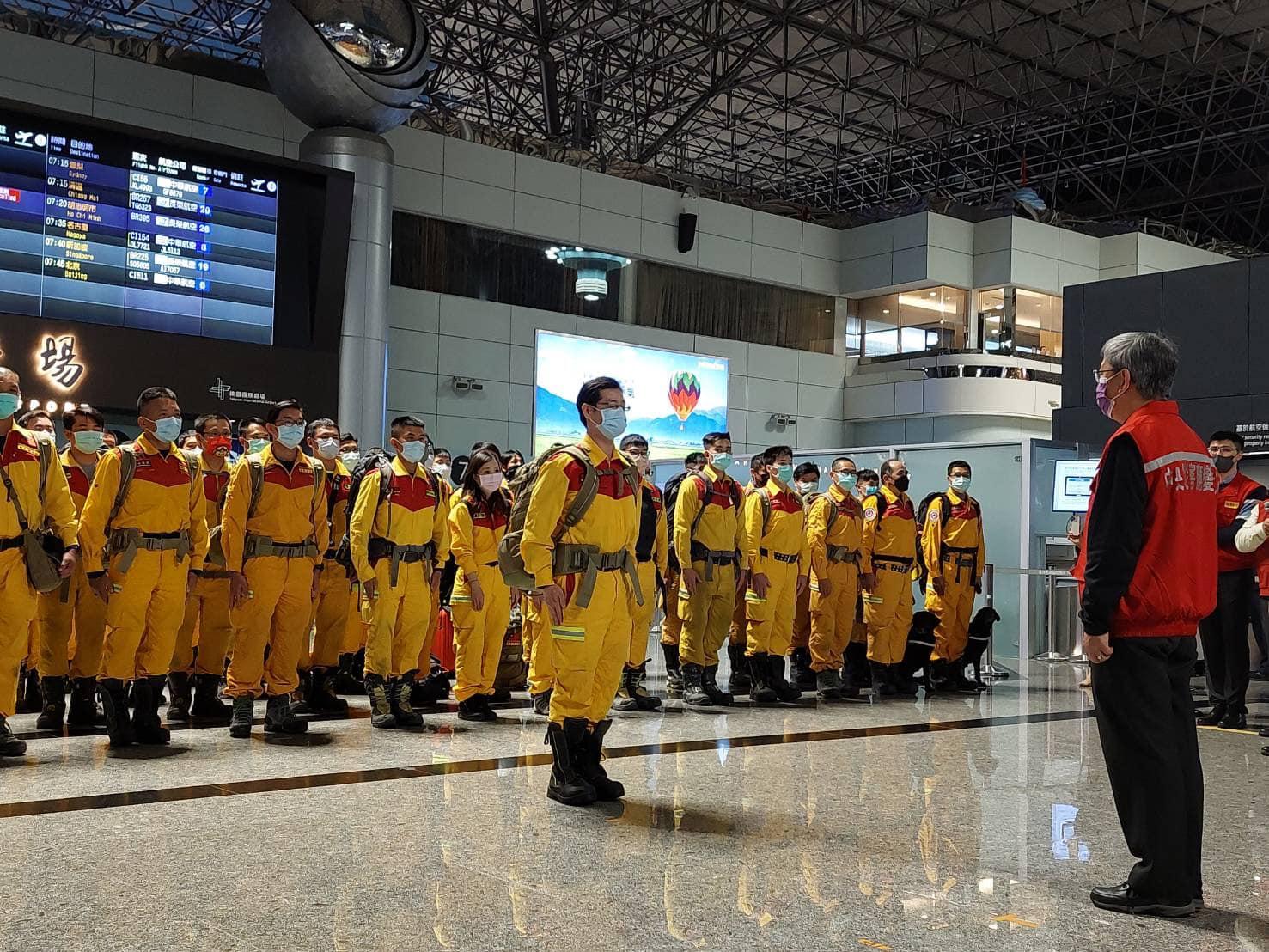 第二批搜救隊昨晚從桃園機場起飛。(圖/內政部提供)