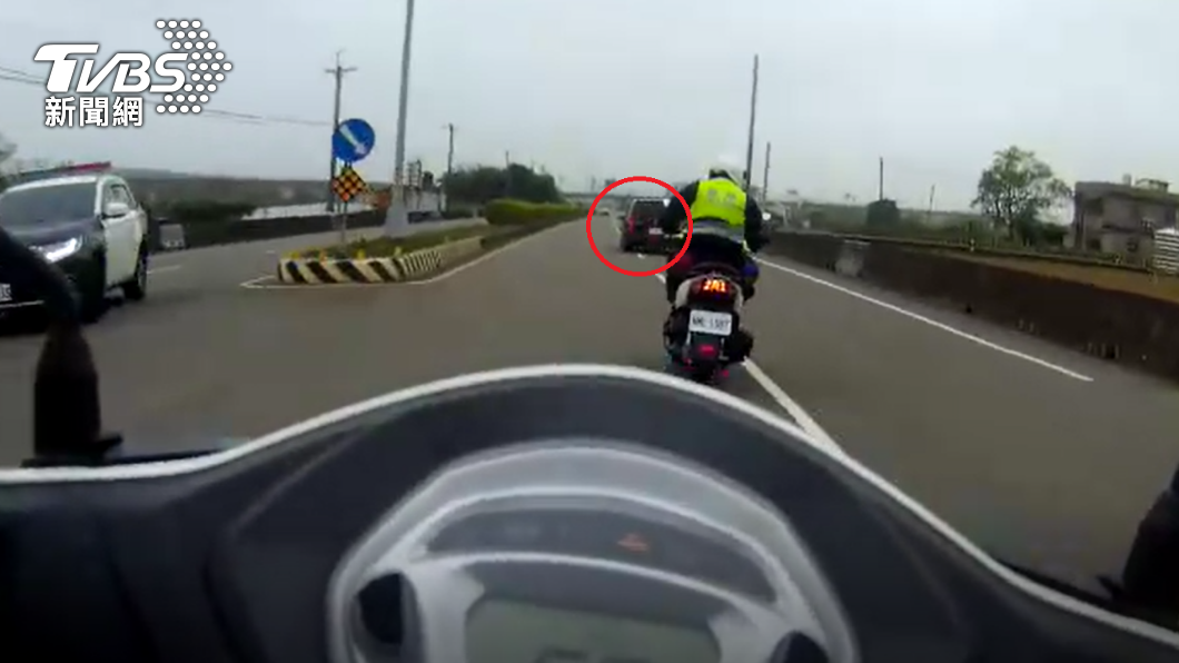 吳男和警方警匪追逐。(圖/TVBS)